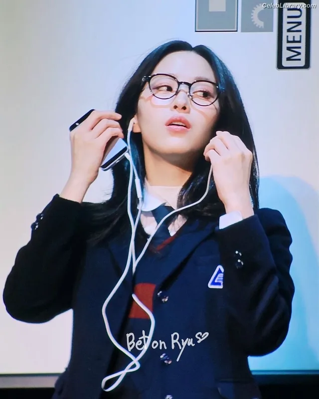 Ryujin (ITZY) photo 13 of 523