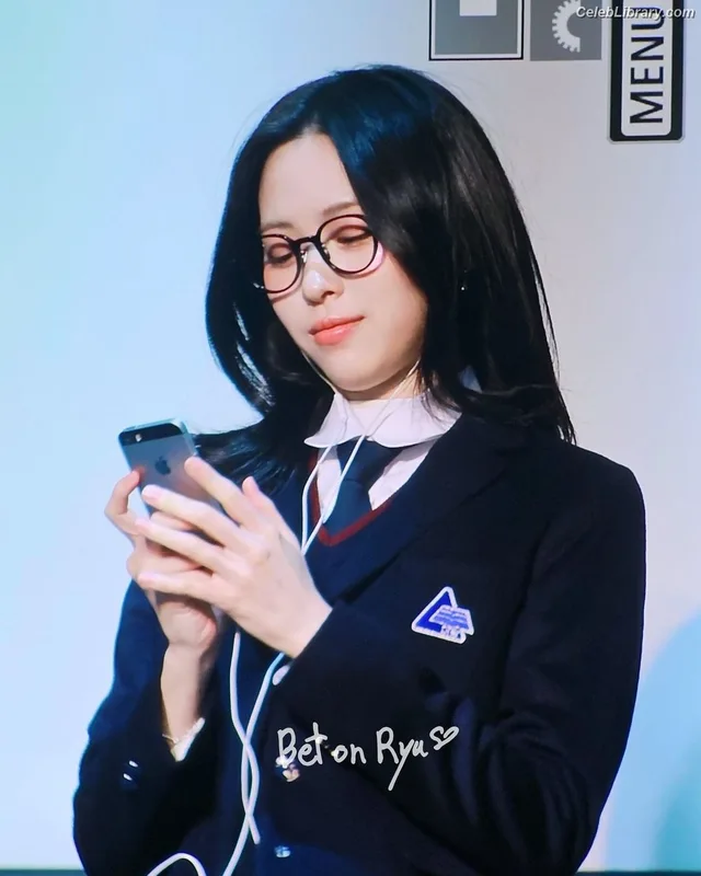 Ryujin (ITZY) photo 14 of 523