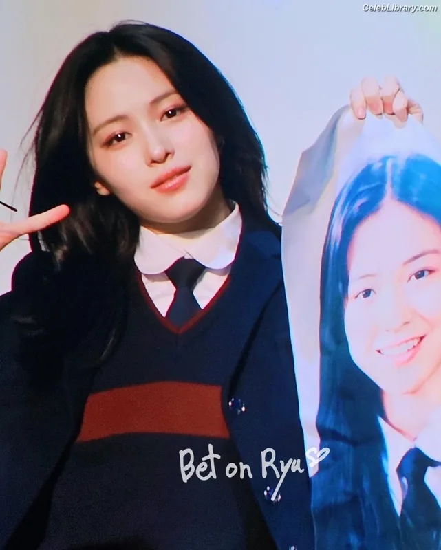 Ryujin (ITZY) photo 15 of 523