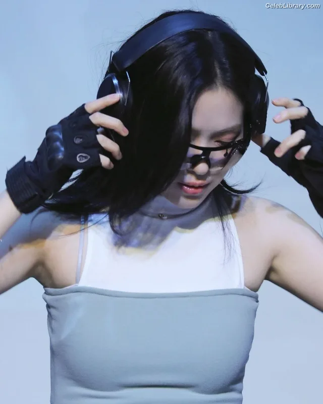 Ryujin (ITZY) photo 22 of 523