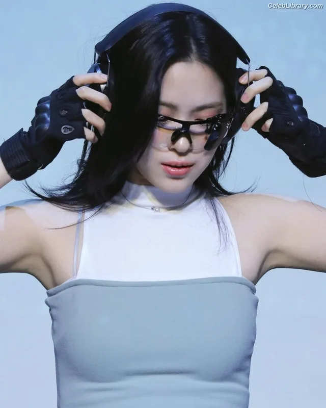 Ryujin (ITZY) photo 23 of 523