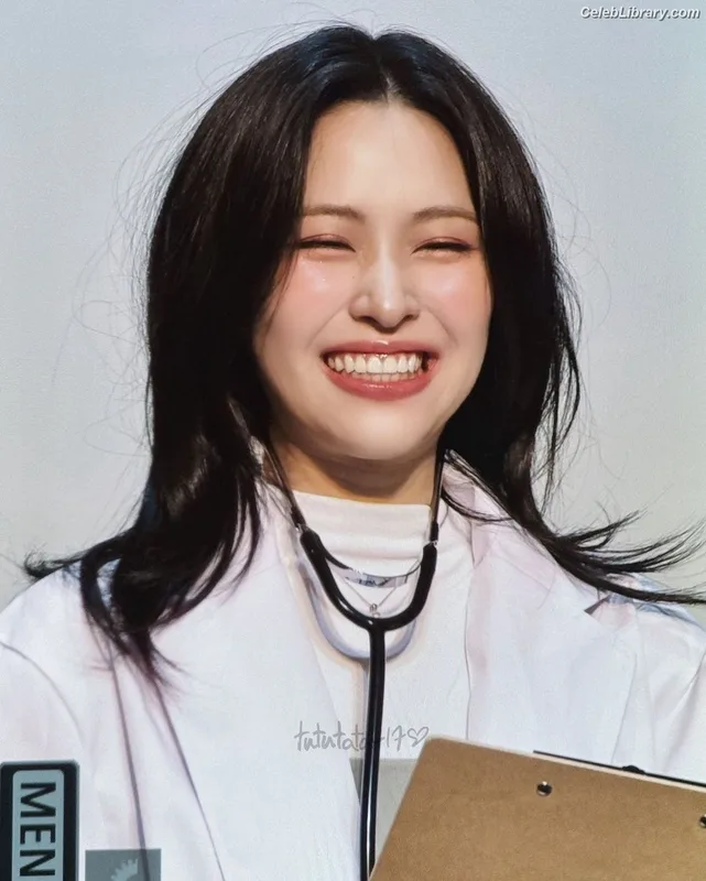Ryujin (ITZY) photo 24 of 523