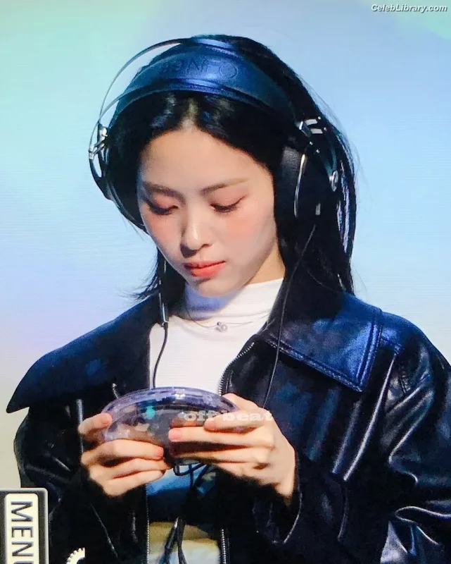 Ryujin (ITZY) photo 6 of 523
