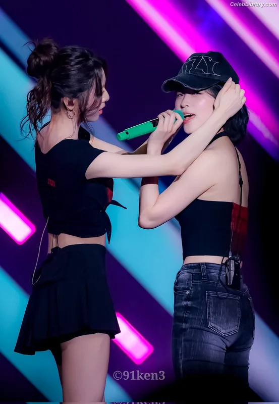 Ryujin (ITZY) photo 8 of 523