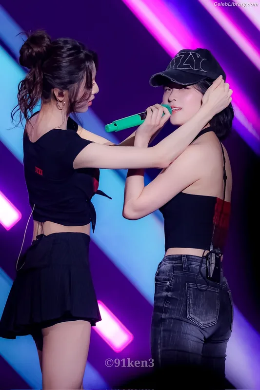 Ryujin (ITZY) photo 9 of 523