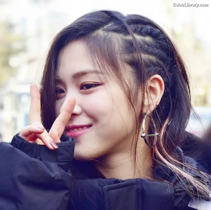 Ryujin (ITZY) photo 10 of 523