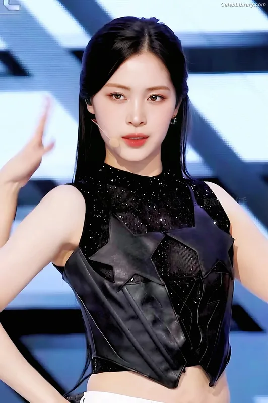 Ryujin (ITZY) photo 13 of 523