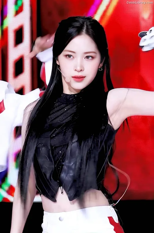 Ryujin (ITZY) photo 14 of 523