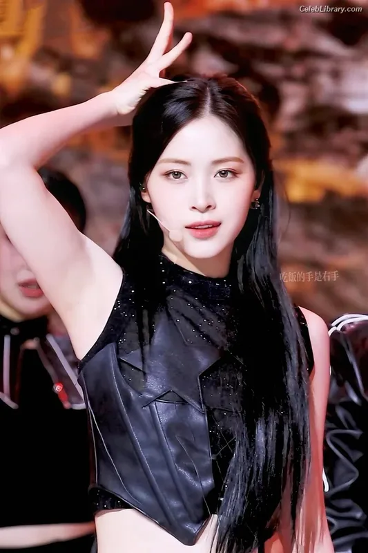 Ryujin (ITZY) photo 15 of 523