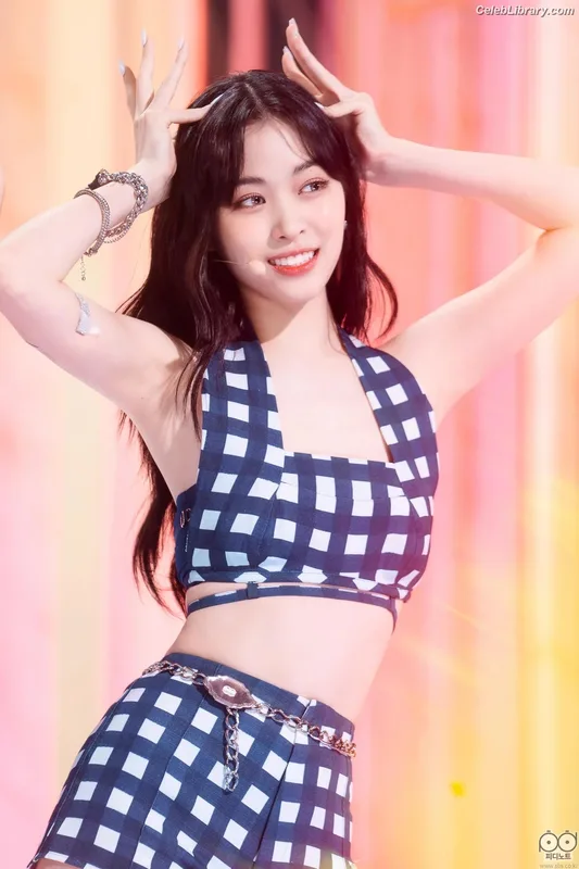 Ryujin (ITZY) photo 17 of 523