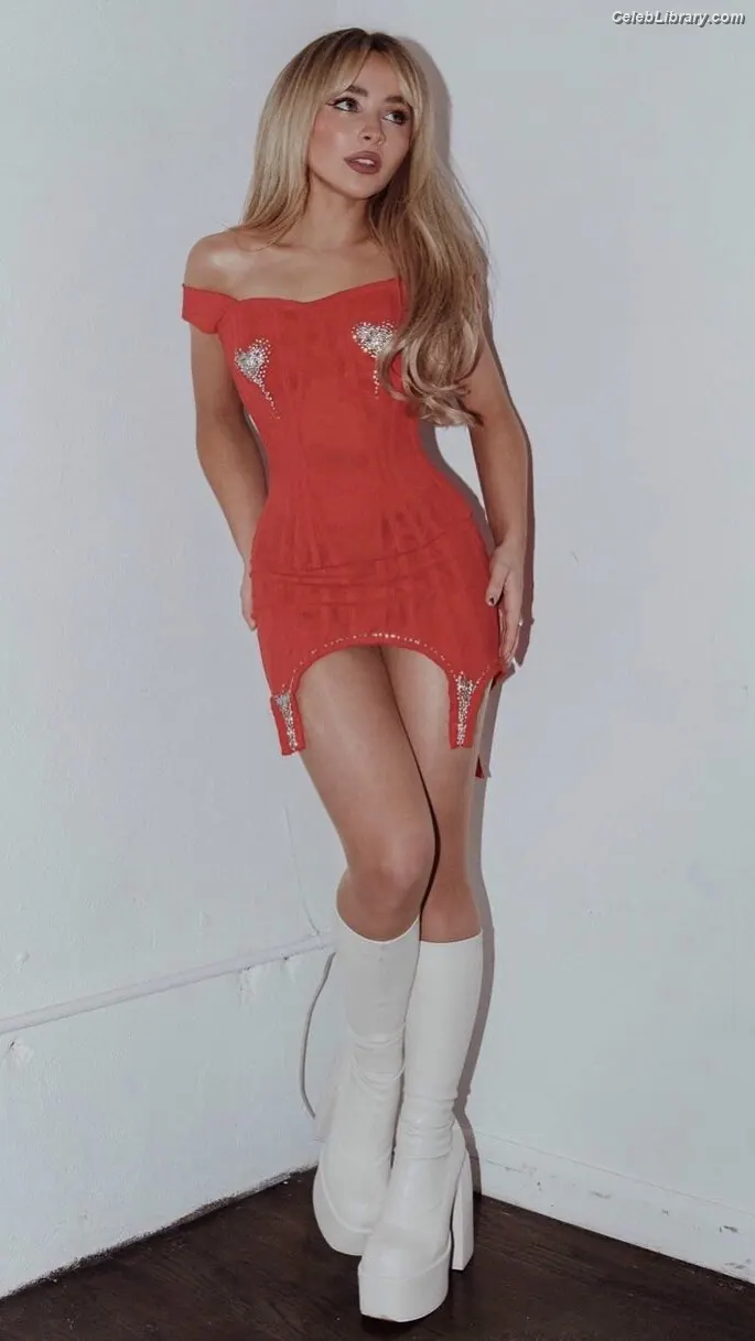Sabrina Carpenter photo 2 of 6409
