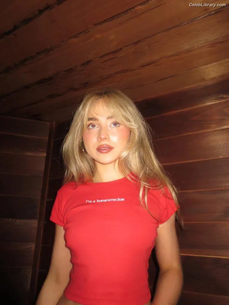 Sabrina Carpenter photo 3 of 6409