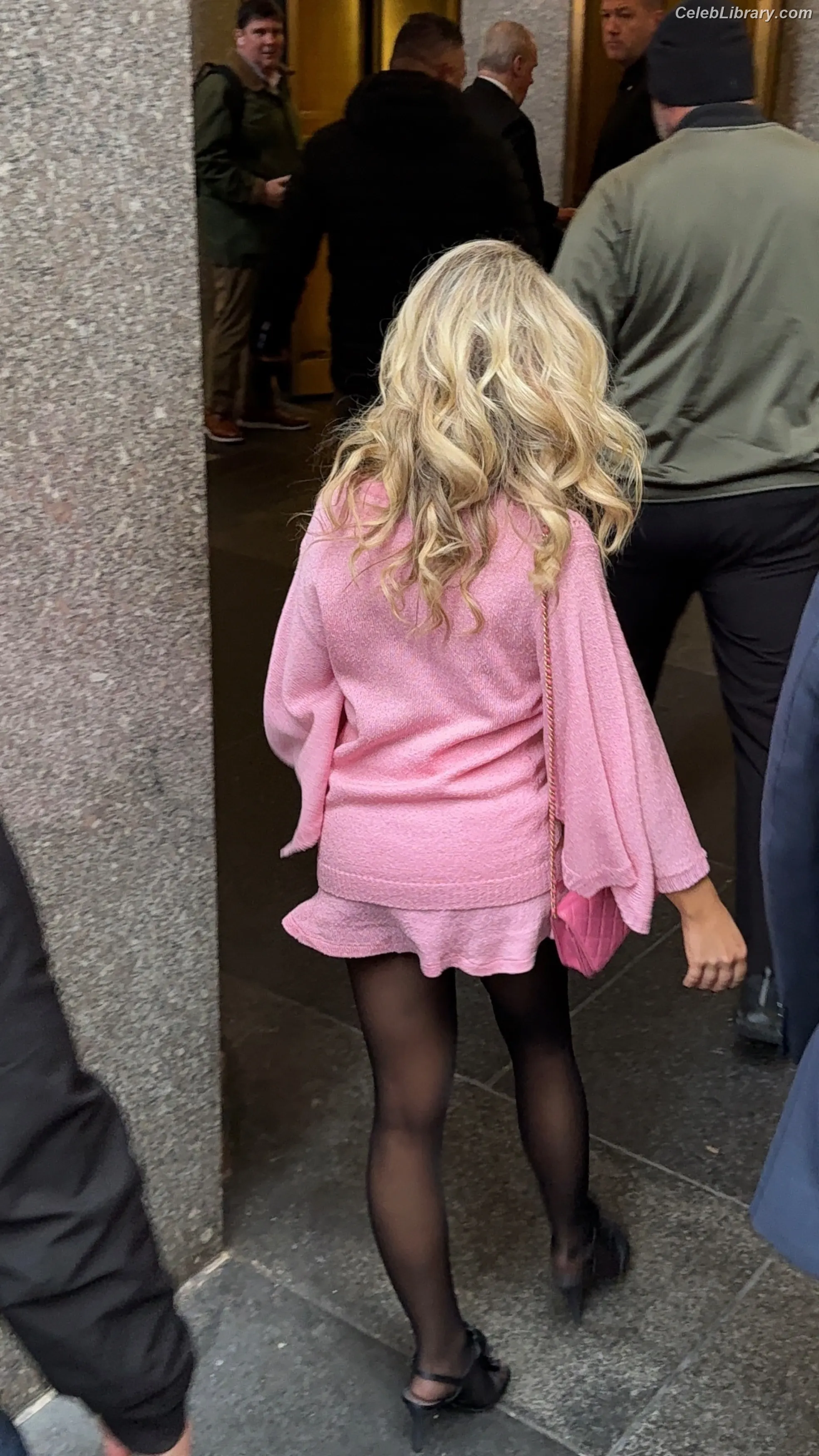 Sabrina Carpenter photo 8 of 6409