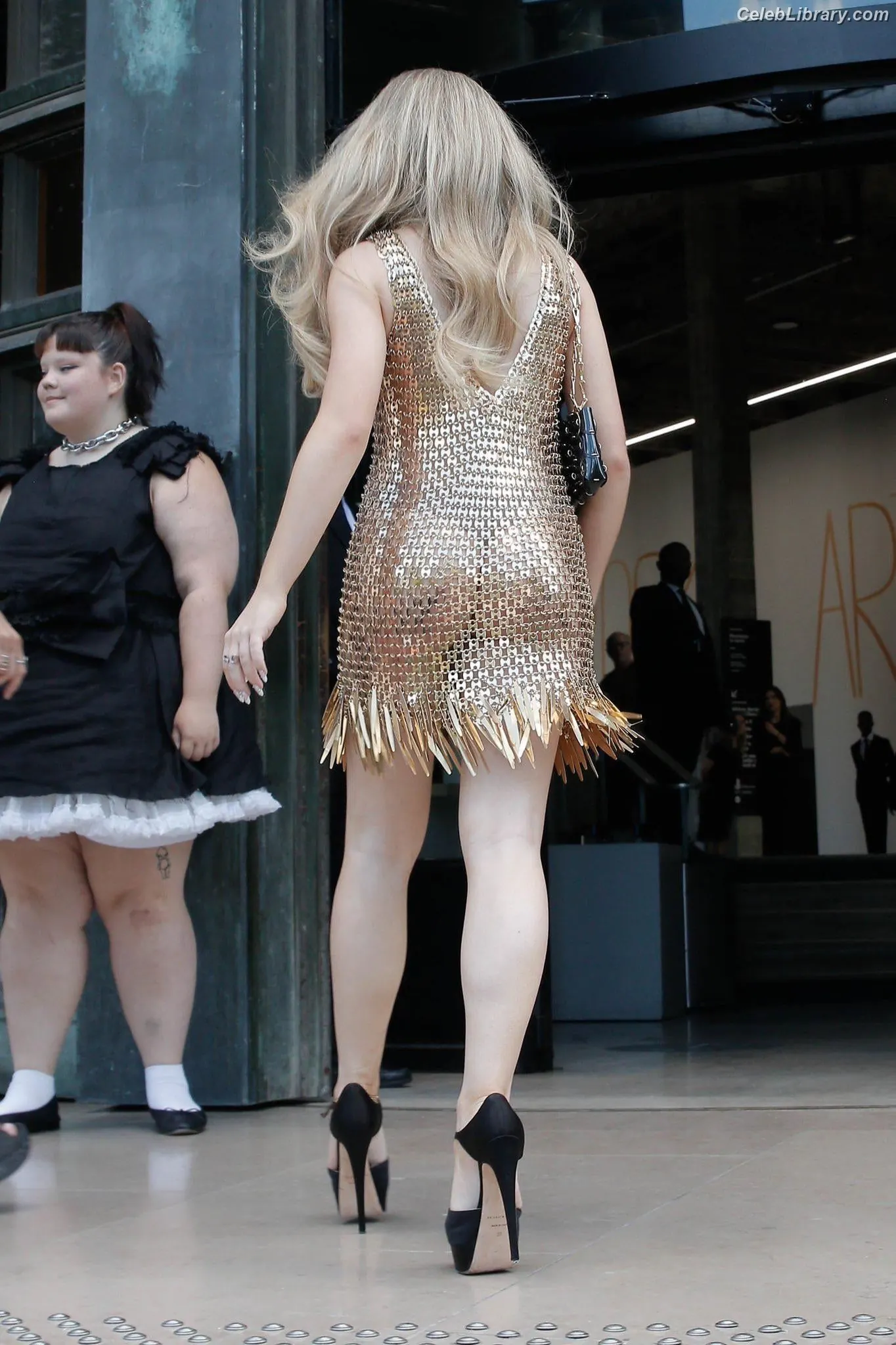 Sabrina Carpenter photo 3 of 6409