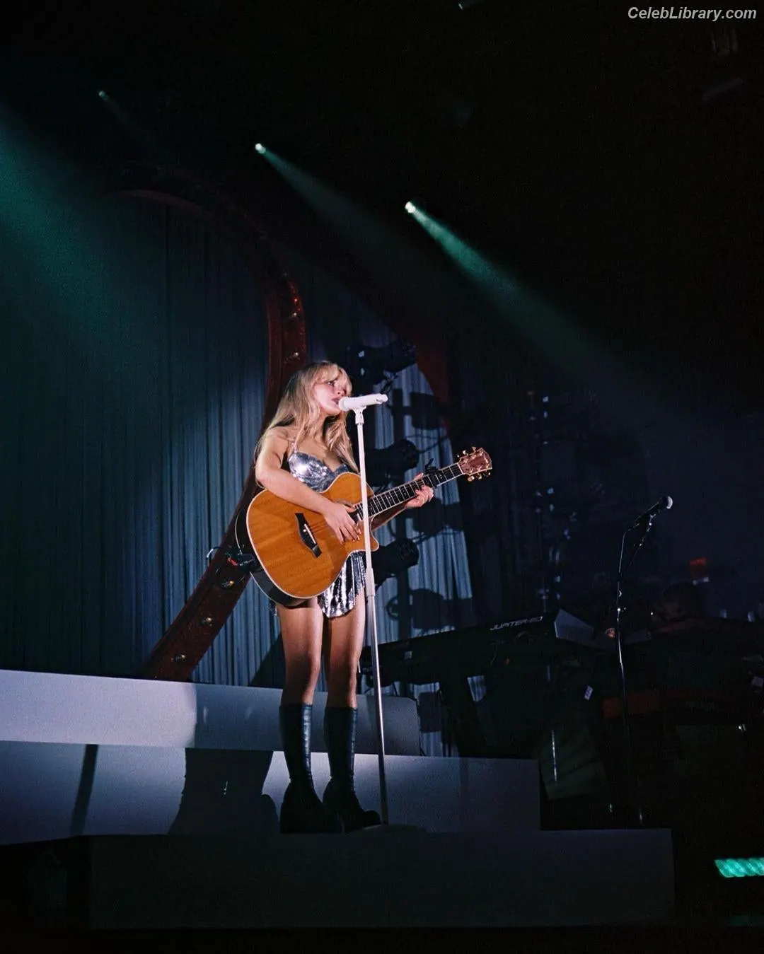 Sabrina Carpenter photo 2 of 6409