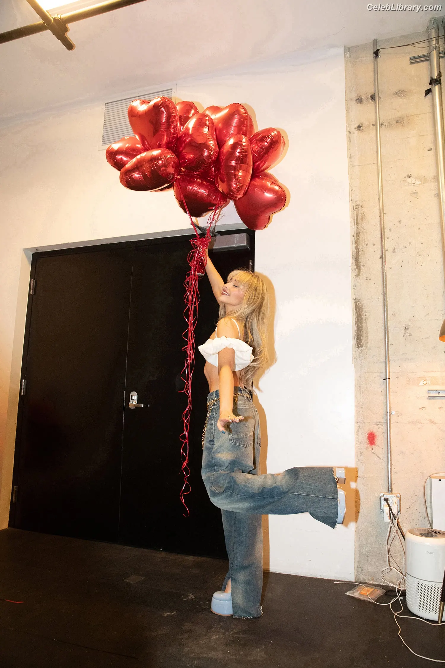 Sabrina Carpenter photo 15 of 6409