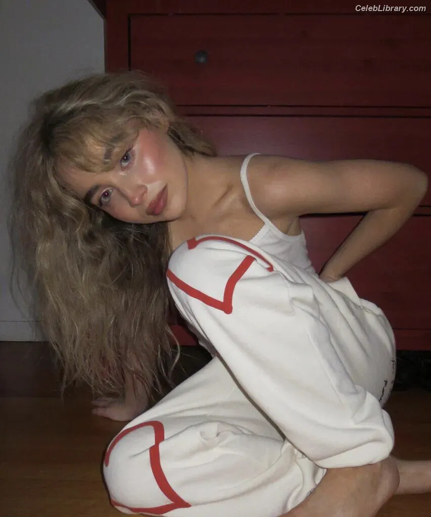 Sabrina Carpenter photo 8 of 6409