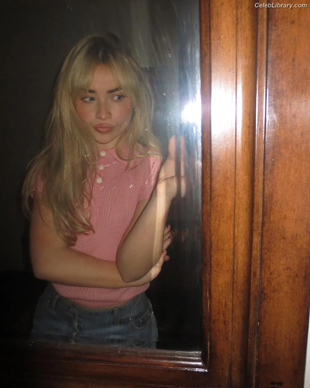 Sabrina Carpenter photo 7 of 6409