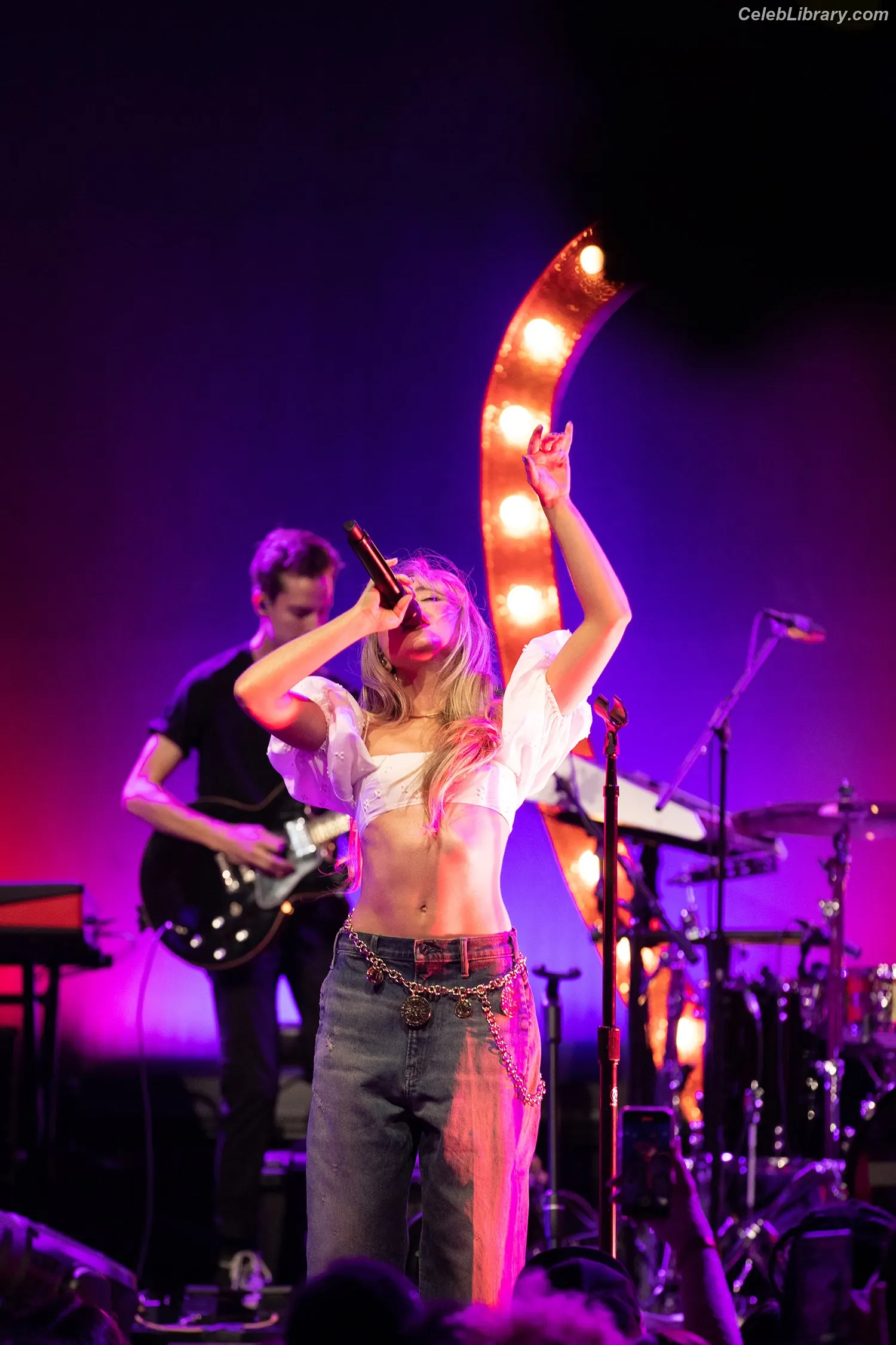 Sabrina Carpenter photo 4 of 6409