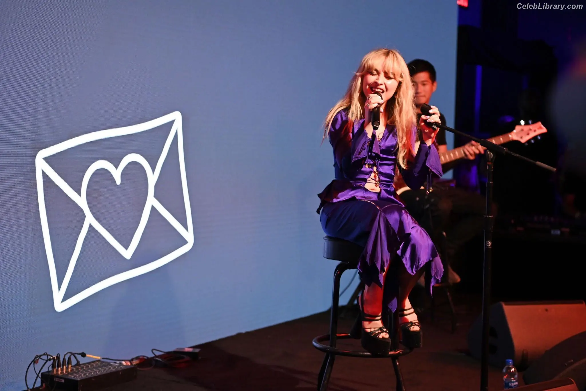 Sabrina Carpenter photo 15 of 6409