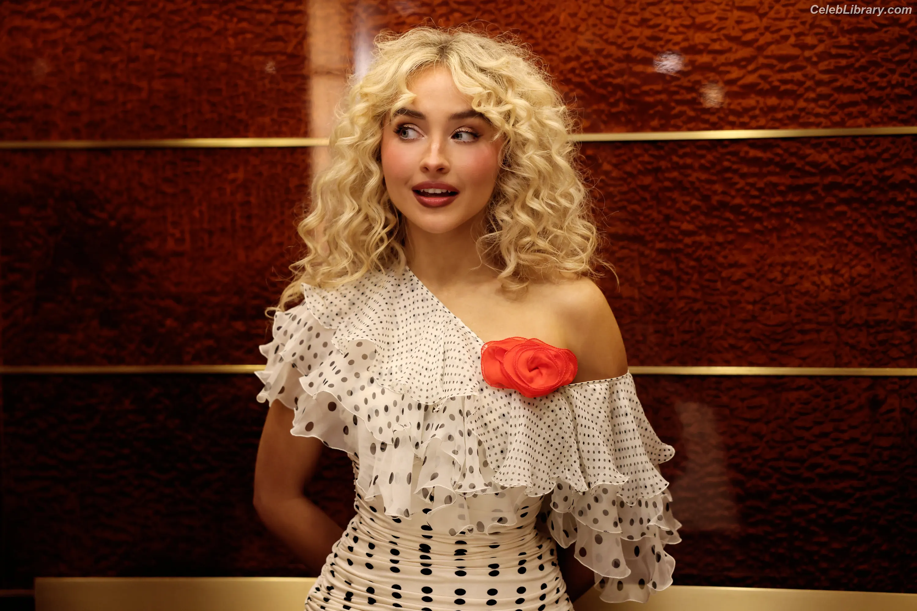 Sabrina Carpenter photo 21 of 6409