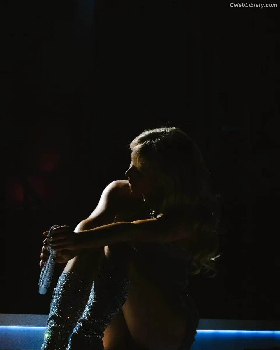 Sabrina Carpenter photo 24 of 6409