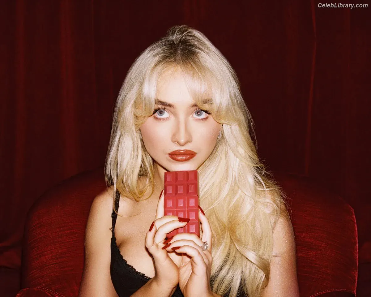 Sabrina Carpenter photo 8 of 6409