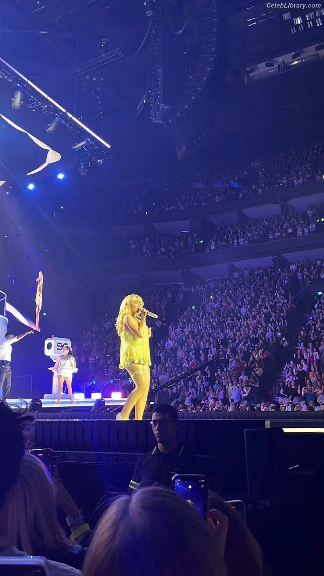 Sabrina Carpenter photo 1 of 6409
