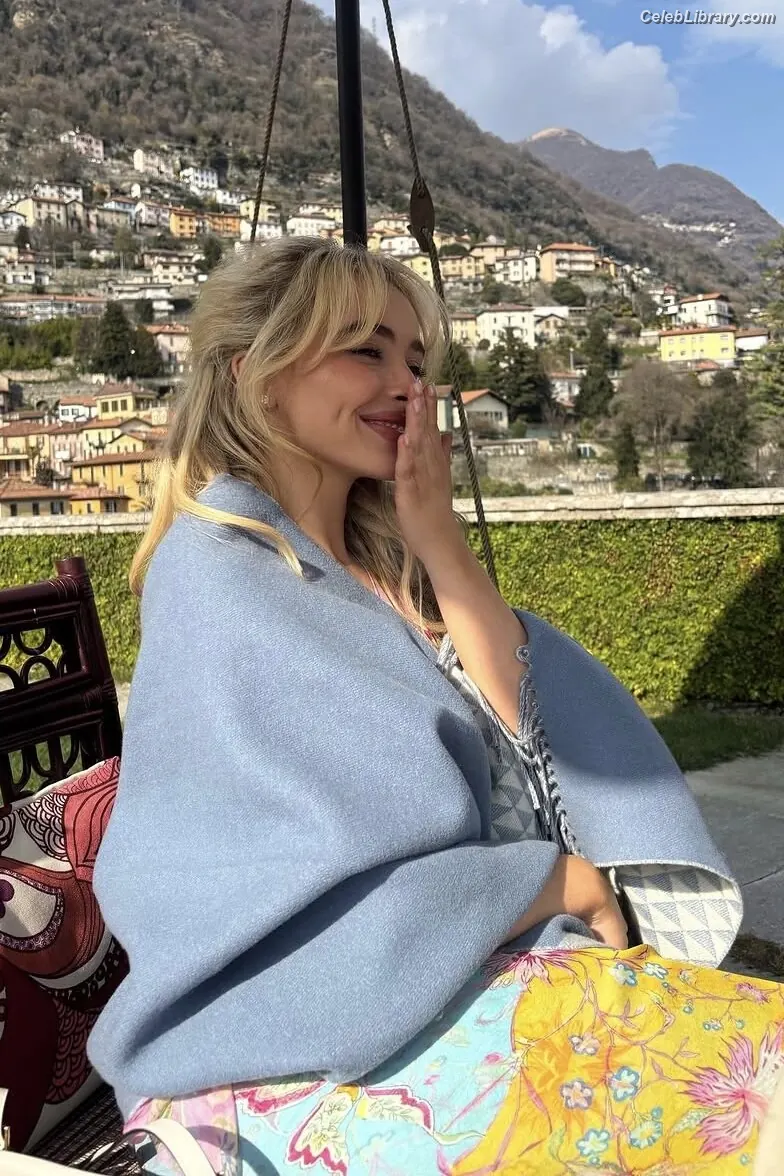 Sabrina Carpenter photo 1 of 6409