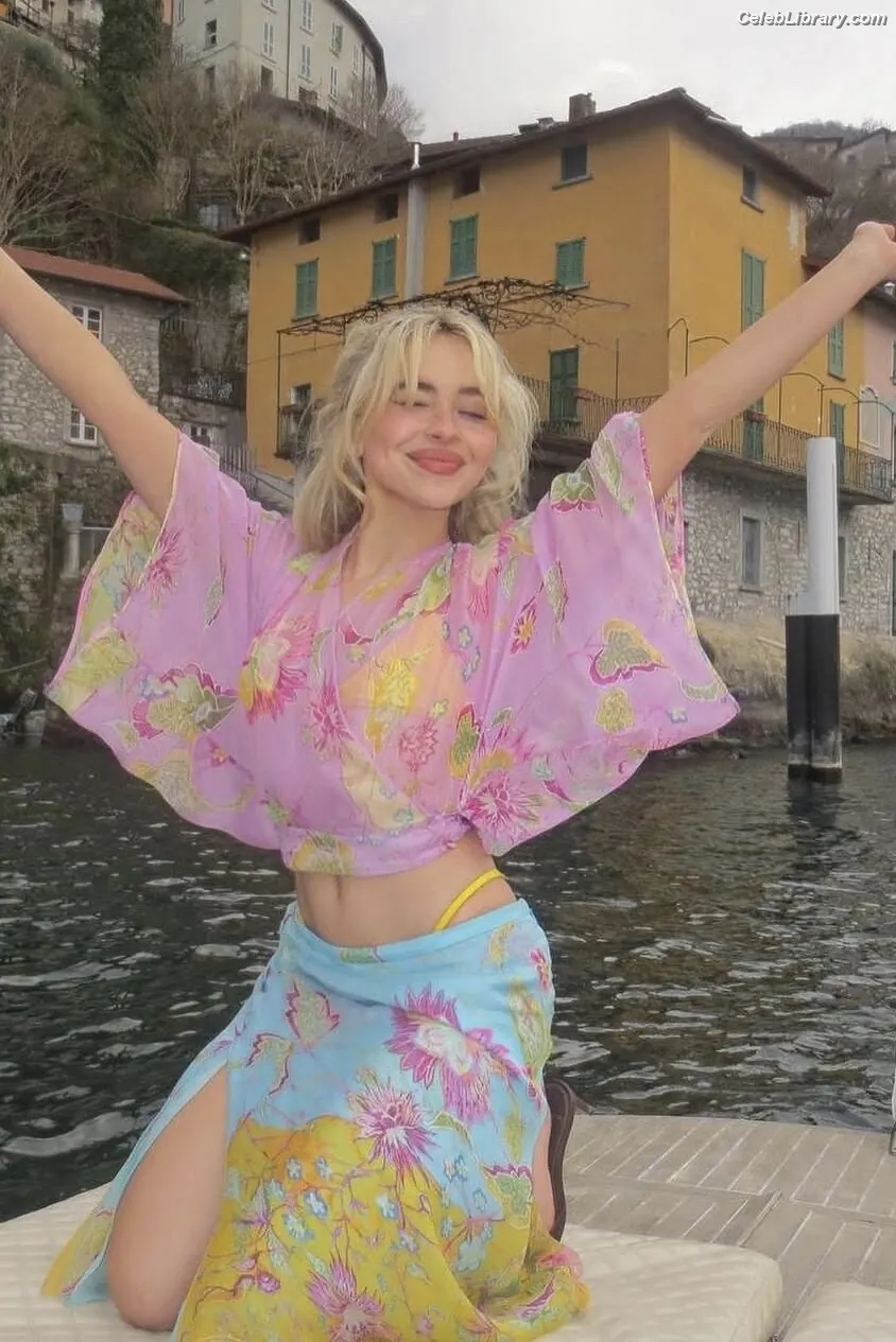 Sabrina Carpenter photo 3 of 6409