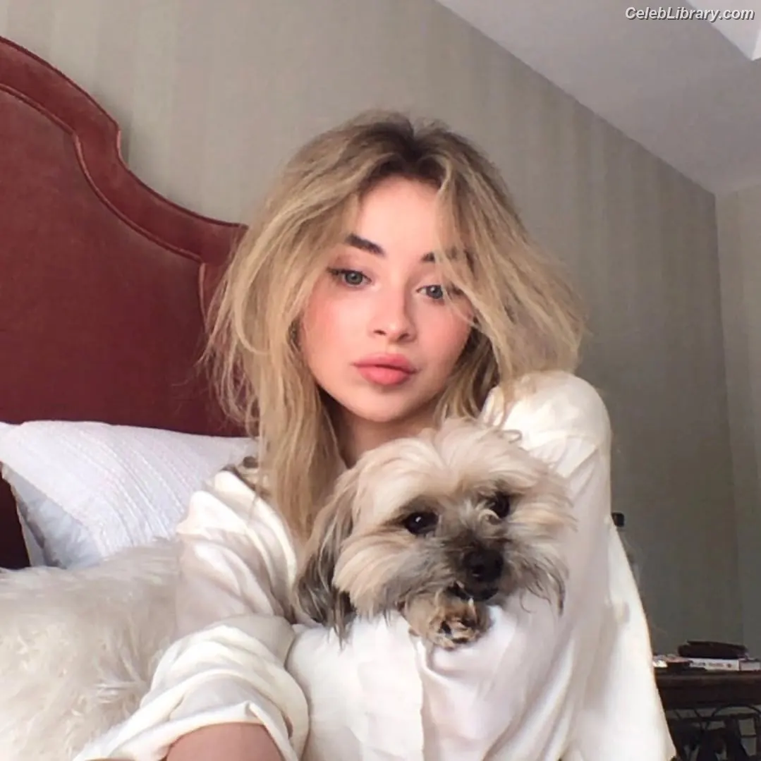 Sabrina Carpenter photo 3 of 6409