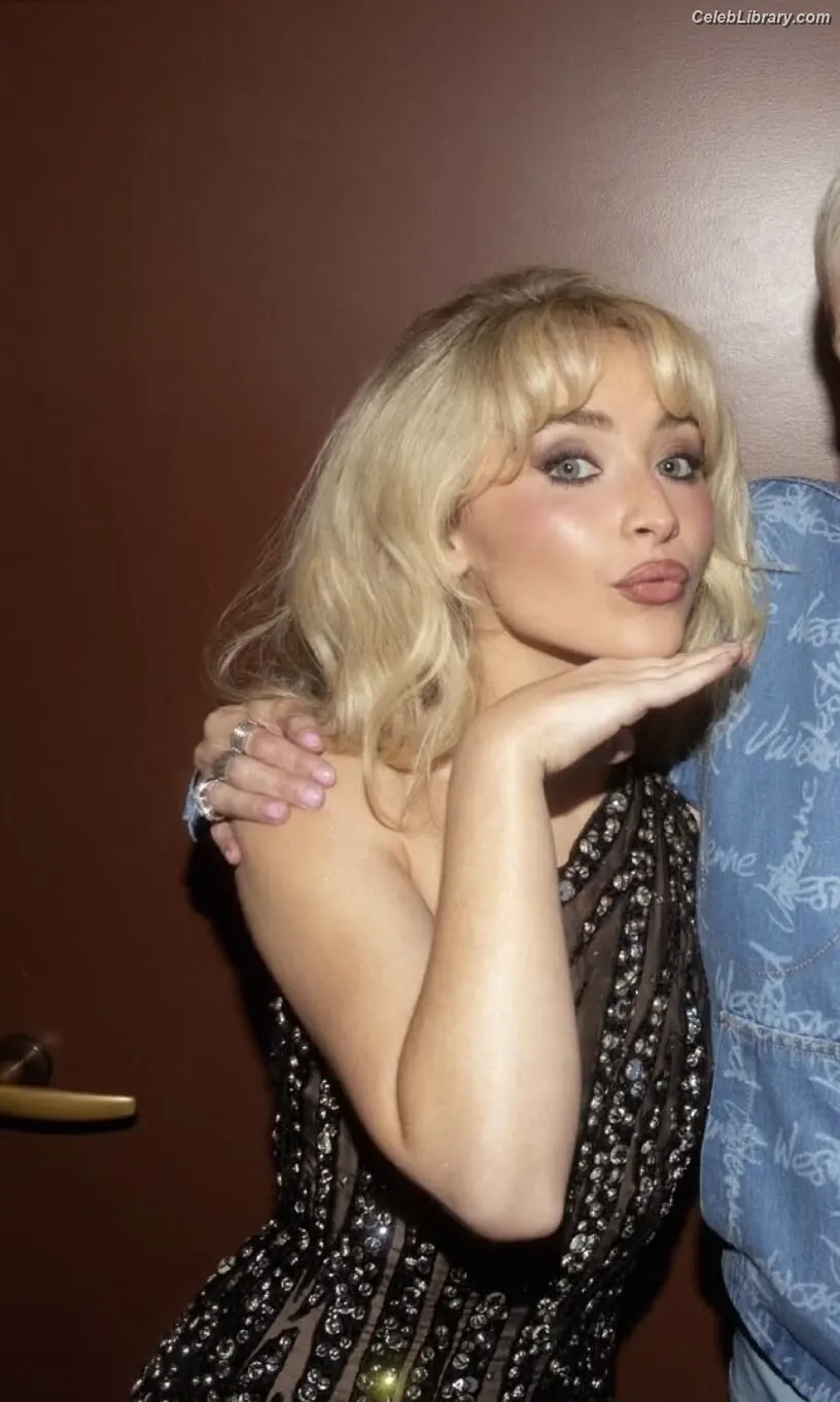 Sabrina Carpenter photo 7 of 6409