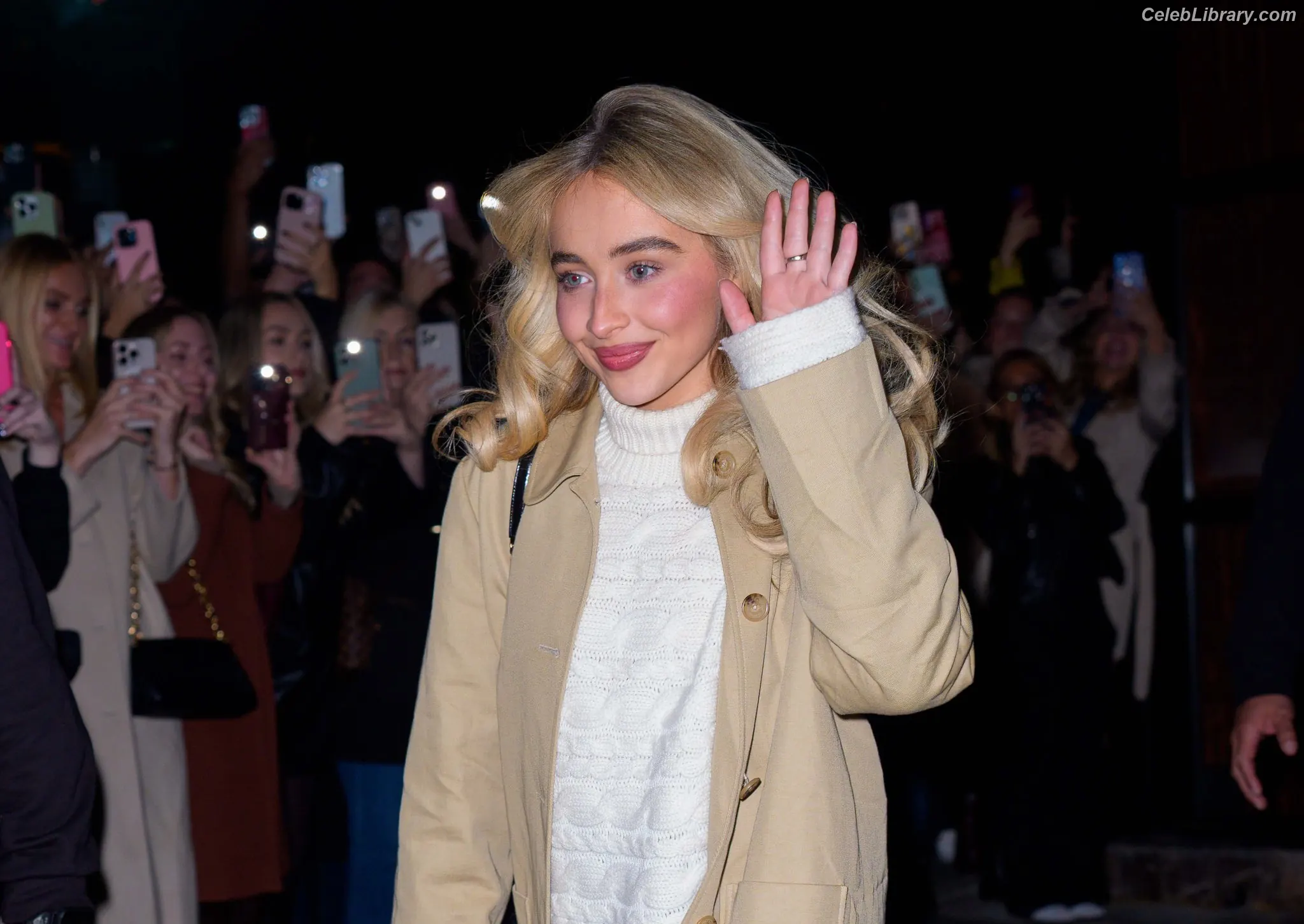 Sabrina Carpenter photo 8 of 6409