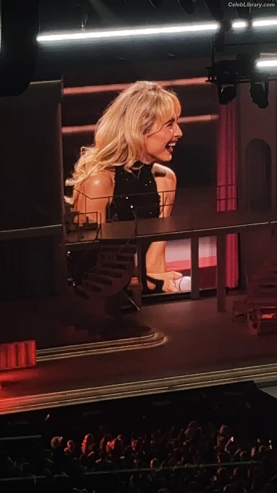 Sabrina Carpenter photo 3 of 6409
