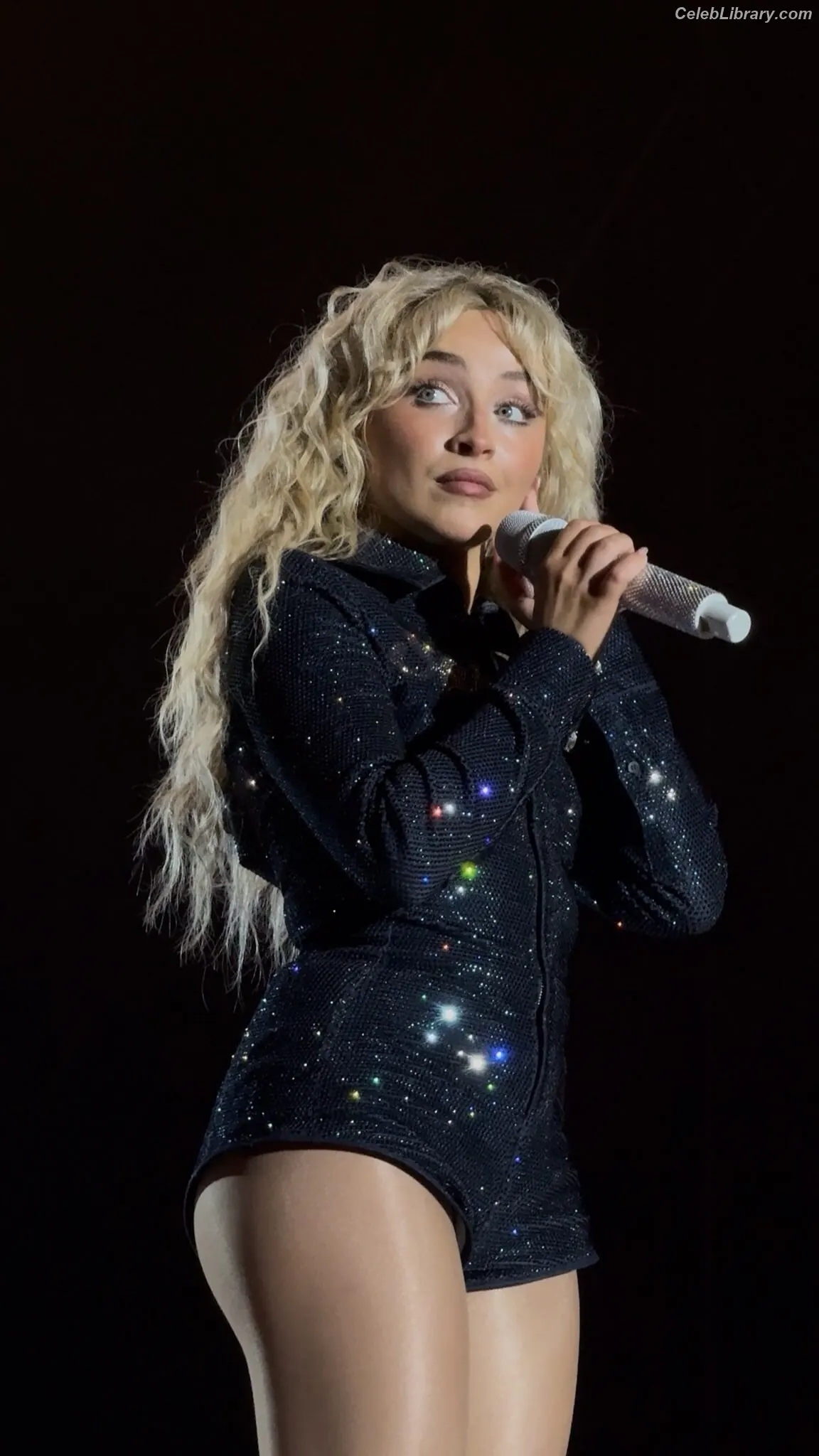 Sabrina Carpenter photo 8 of 6409
