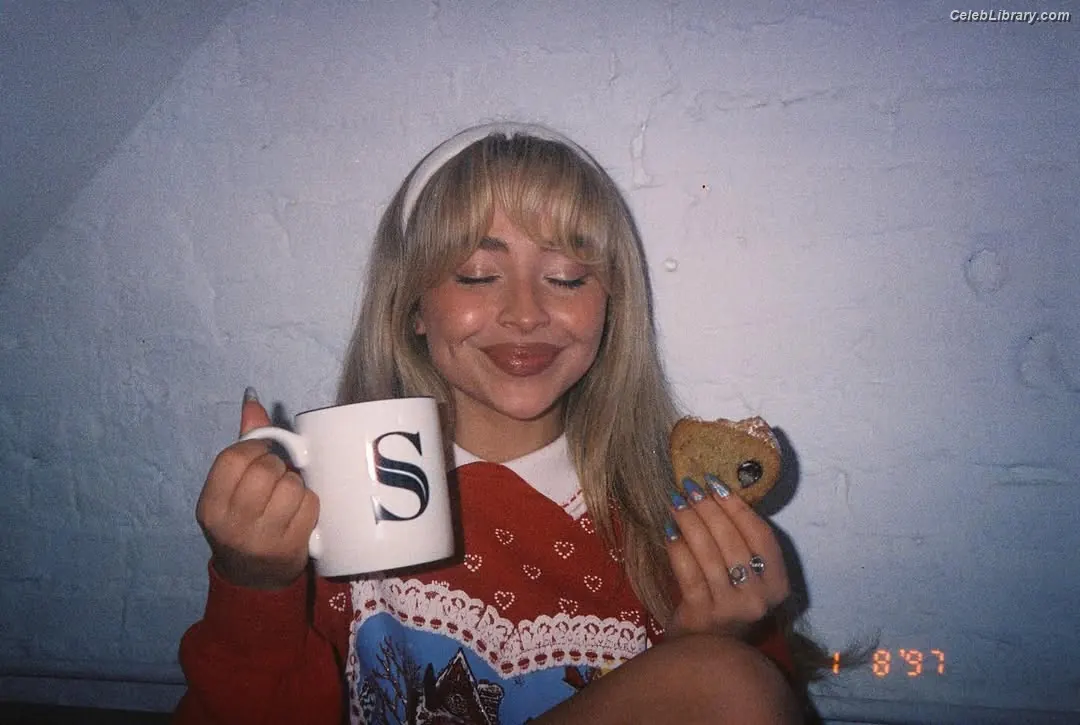 Sabrina Carpenter photo 8 of 6409