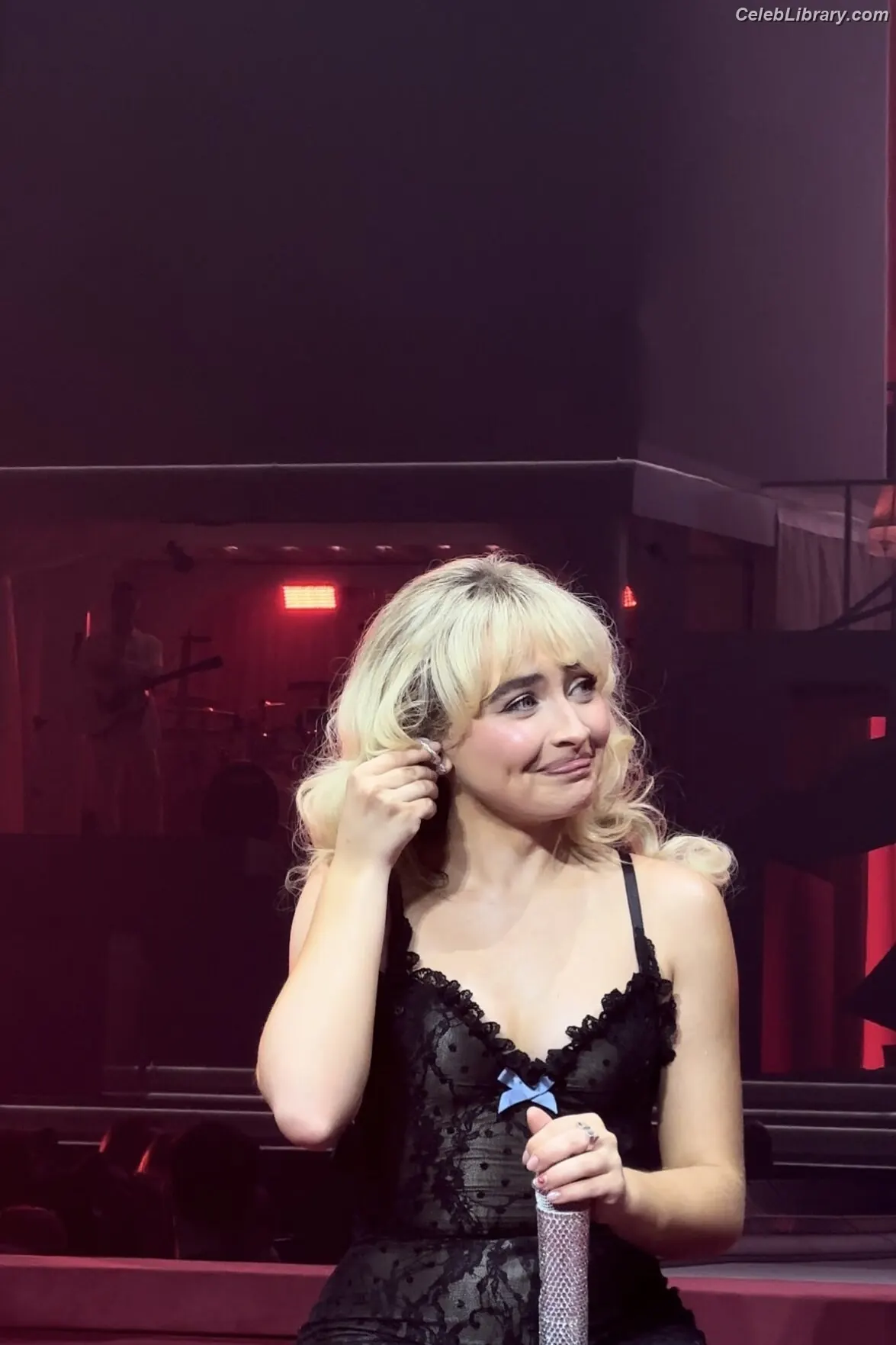 Sabrina Carpenter photo 4 of 6409