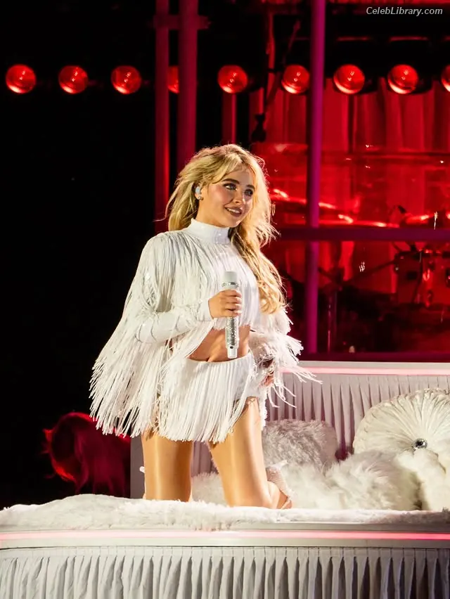 Sabrina Carpenter photo 17 of 6409