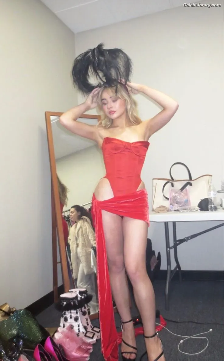 Sabrina Carpenter photo 17 of 6409