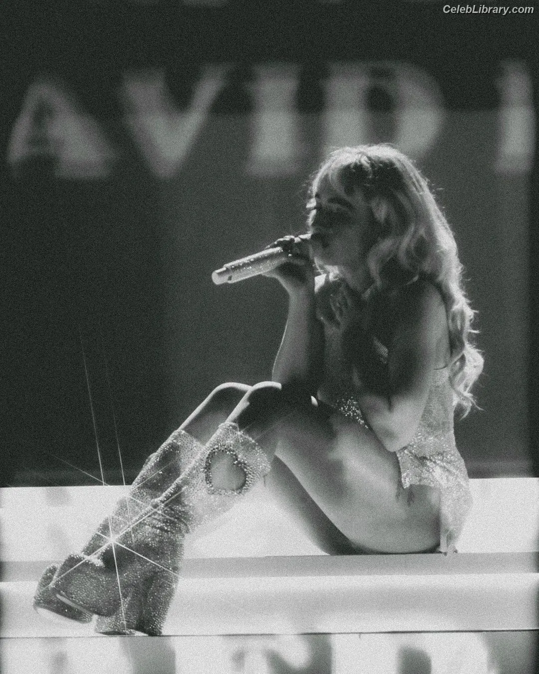 Sabrina Carpenter photo 14 of 6409
