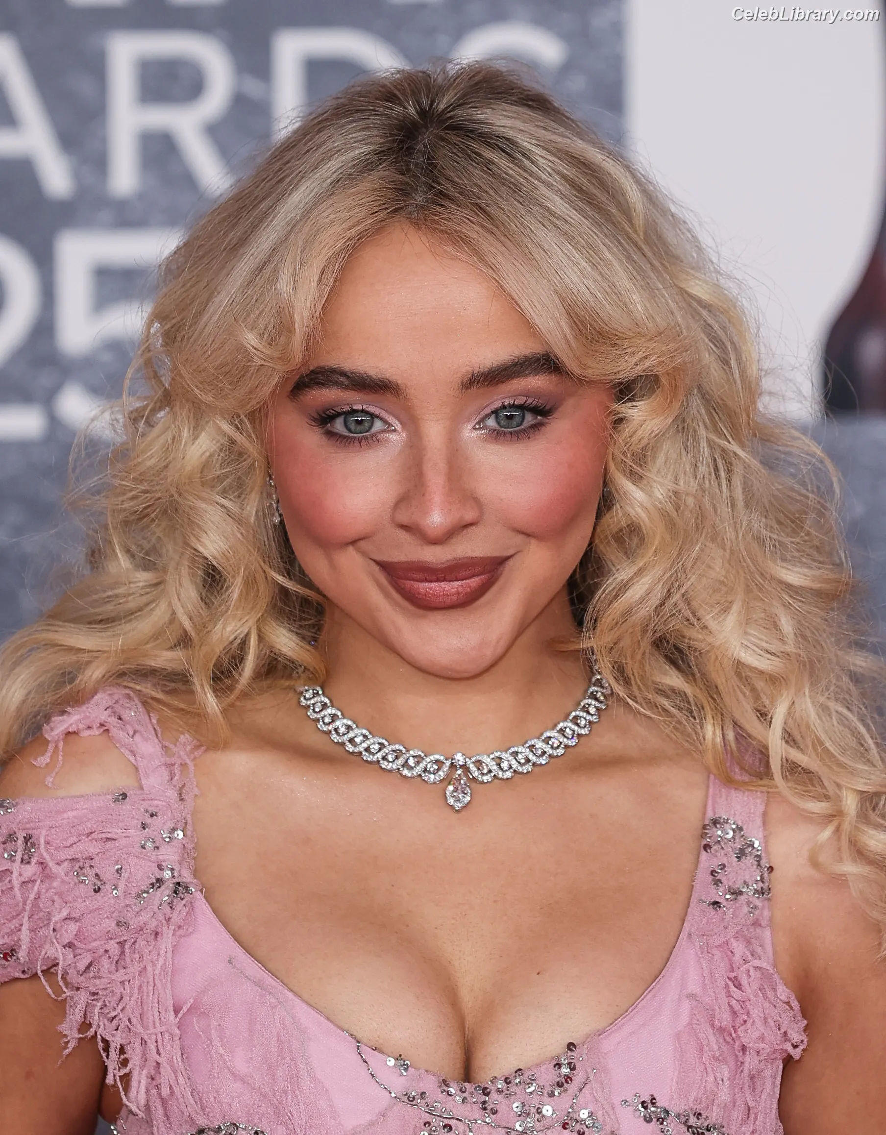 Sabrina Carpenter photo 7 of 6409