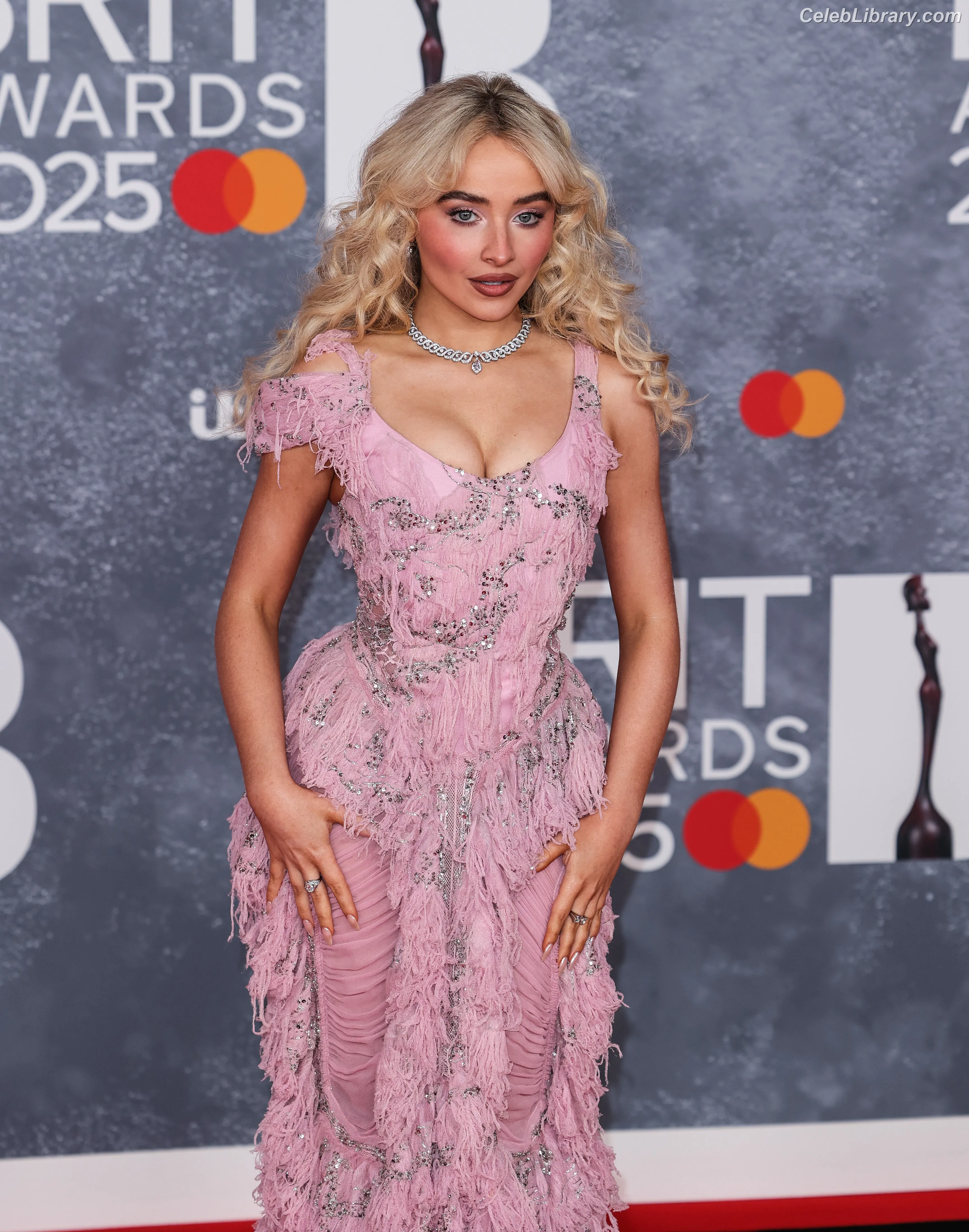Sabrina Carpenter photo 2 of 6409