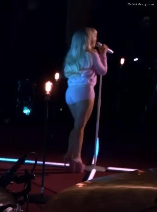 Sabrina Carpenter photo 10 of 6409