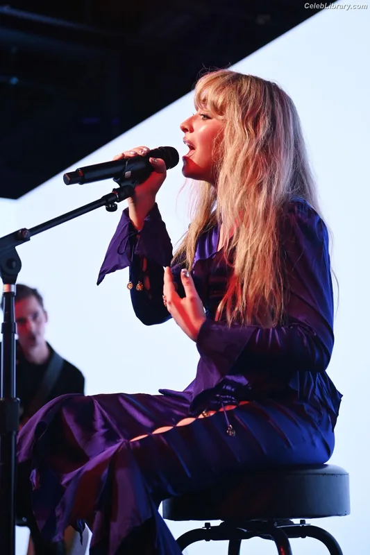 Sabrina Carpenter photo 20 of 6403