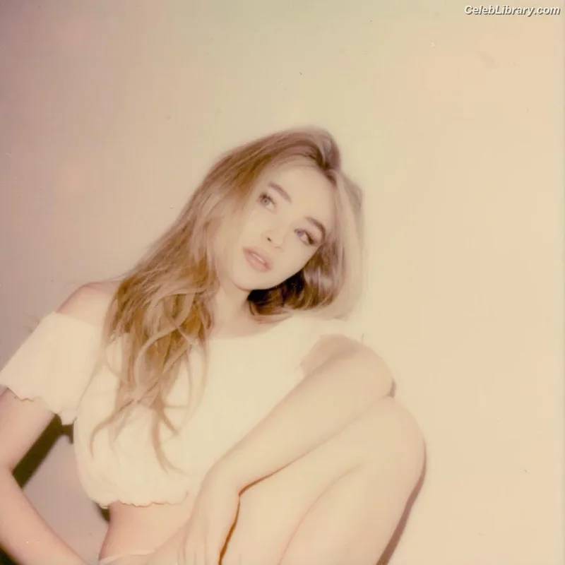 Sabrina Carpenter photo 11 of 6403
