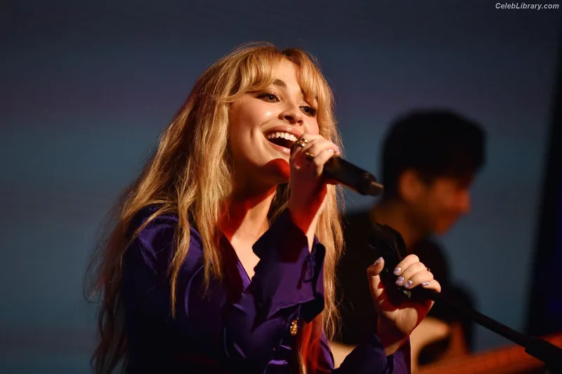 Sabrina Carpenter photo 17 of 6403
