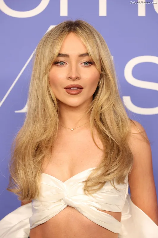 Sabrina Carpenter photo 2 of 6403