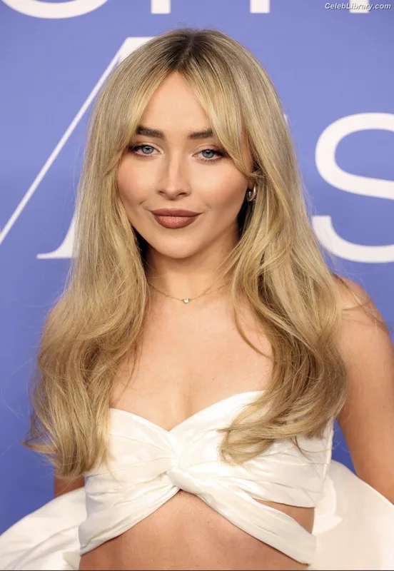 Sabrina Carpenter photo 8 of 6403