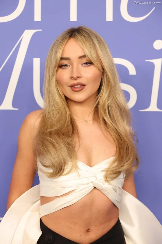 Sabrina Carpenter photo 9 of 6403