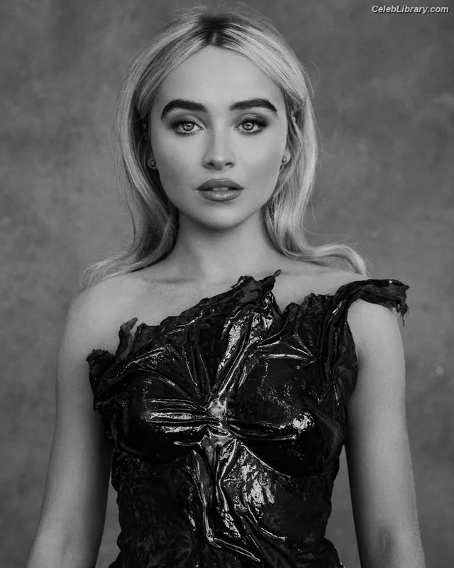 Sabrina Carpenter photo 1 of 6403